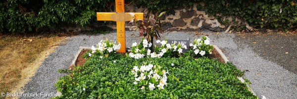 Bepflanztes Grab