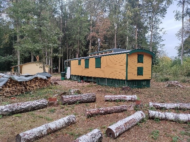 Reutti Zuschauerbereich des Waldtheaters hinter dem Bauwagen