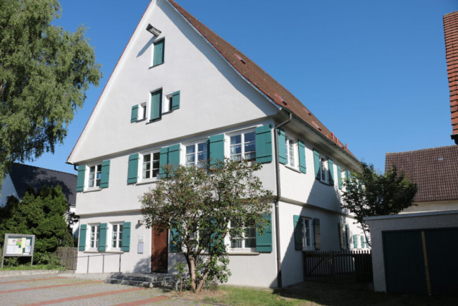 Pfarramt Pfuhl Außenansicht rechts