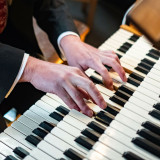 Organist an der Orgel